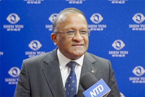 图11：二零二二年四月十五日晚，魁北克省Saint-Laurent市长艾伦·德索萨（Alan DeSousa）在蒙特利尔观看神韵演出后，认为神韵演出“绝对带来希望”。（新<span style='max-width:0px!important;margin-left:-4px;color:#eee!important;'>!</span>唐<span style='max-width:0px!important;margin-left:-4px;color:#eee!important;'>!</span>人<span style='max-width:0px!important;margin-left:-4px;color:#eee!important;'>:</span>电视台）