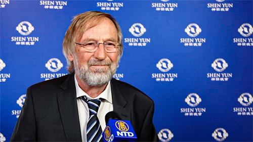 图12：二零二二年四月十七日下午，德国作家乌尔里希·霍尔斯特（Ulrich Holst）观看了美国神韵世界艺术团在德国不来梅大都会剧院的演出，认为演出正是当下时代所需要的。（新<span style='max-width:0px!important;margin-left:-4px;color:#eee!important;'>!</span>唐<span style='max-width:0px!important;margin-left:-4px;color:#eee!important;'>!</span>人<span style='max-width:0px!important;margin-left:-4px;color:#eee!important;'>:</span>电视台）