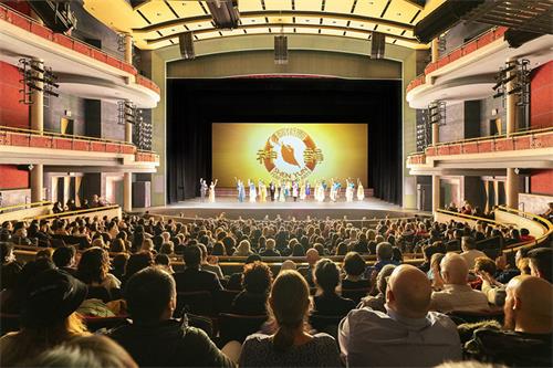 图2:二零二二年三月二十五日至二十九日,美国神韵环球艺术团在加拿大密西沙加表演艺术中心(Living Arts Centre)上演了五场演出。图为二十九日演出爆满的盛况。(大<span style='max-width:0px!important;margin-left:-4px;color:#eee!important;'>.</span>纪<span style='max-width:0px!important;margin-left:-4px;color:#eee!important;'>.</span>元<span style='max-width:0px!important;margin-left:-4px;color:#eee!important;'>;</span>)