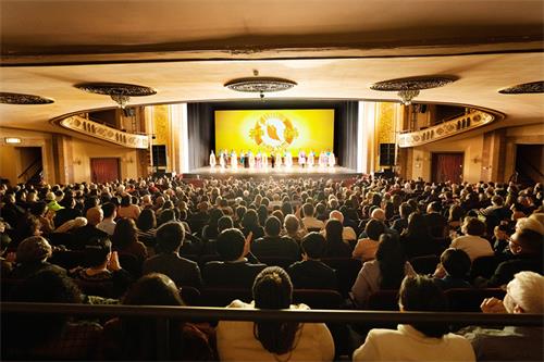 图3:二零二二年三月三十一日至四月三日,神韵新纪元艺术团今年在康州斯坦福派雷斯剧院(The Palace Theatre)上演了五场演出,让众多主流观众感动激赏。图为三月三十一日下午,首场演出的谢幕照。(大<span style='max-width:0px!important;margin-left:-4px;color:#eee!important;'>.</span>纪<span style='max-width:0px!important;margin-left:-4px;color:#eee!important;'>.</span>元<span style='max-width:0px!important;margin-left:-4px;color:#eee!important;'>;</span>)