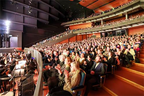 图4:二零二二年四月三日,美国神韵世界艺术团首次莅临荷兰东部城市阿珀尔多伦巡回演出,门票在开演前几天就被抢购一空。图为当晚演出现场爆满的盛况。(大<span style='max-width:0px!important;margin-left:-4px;color:#eee!important;'>.</span>纪<span style='max-width:0px!important;margin-left:-4px;color:#eee!important;'>.</span>元<span style='max-width:0px!important;margin-left:-4px;color:#eee!important;'>;</span>)