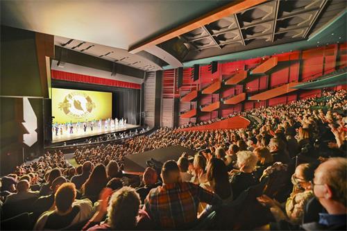 图5:二零二二年四月三日下午,神韵巡回艺术团在西雅图马里恩奥利弗麦考剧院的第二场演出大爆满。图为当日演出盛况。(大<span style='max-width:0px!important;margin-left:-4px;color:#eee!important;'>.</span>纪<span style='max-width:0px!important;margin-left:-4px;color:#eee!important;'>.</span>元<span style='max-width:0px!important;margin-left:-4px;color:#eee!important;'>;</span>)