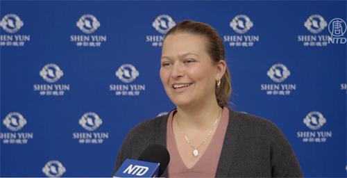 图7:加拿大多伦多乐团执行理事凯亚•科拉佐利(Kaija Corlazzoli)于二零二二年四月三日,在加拿大多伦多四季表演艺术中心,观看神韵演出后,对神韵交响乐团赞不绝口。(新<span style='max-width:0px!important;margin-left:-4px;color:#eee!important;'>!</span>唐<span style='max-width:0px!important;margin-left:-4px;color:#eee!important;'>!</span>人<span style='max-width:0px!important;margin-left:-4px;color:#eee!important;'>:</span>电视截图)