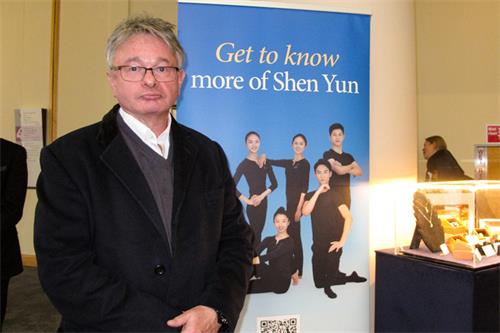 图9:二零二二年三月三十一日,英王室属地泽西岛资深律师、Sinel & Co创始合伙人菲利普·西内尔(Philip Sinel)第三度观赏了神韵演出。(大<span style='max-width:0px!important;margin-left:-4px;color:#eee!important;'>.</span>纪<span style='max-width:0px!important;margin-left:-4px;color:#eee!important;'>.</span>元<span style='max-width:0px!important;margin-left:-4px;color:#eee!important;'>;</span>)