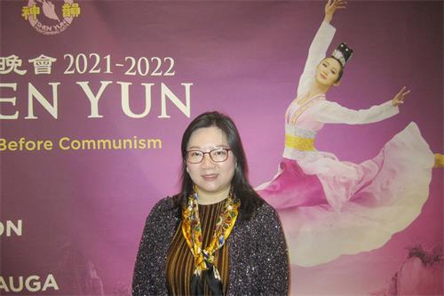 图10:二零二二年三月二十九日晚,在多伦多经营一家理财公司的王女士观看了神韵环球艺术团在密西沙加的第五场演出。(大<span style='max-width:0px!important;margin-left:-4px;color:#eee!important;'>.</span>纪<span style='max-width:0px!important;margin-left:-4px;color:#eee!important;'>.</span>元<span style='max-width:0px!important;margin-left:-4px;color:#eee!important;'>;</span>)