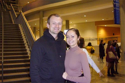 图11:二零二二年三月二十九日晚,LCH地产开发公司总经理米歇尔·维沃特(Michal Wywrot)与未婚妻一起观看了神韵环球艺术团在密西沙加表演艺术中心(Living Arts Centre)的演出。(大<span style='max-width:0px!important;margin-left:-4px;color:#eee!important;'>.</span>纪<span style='max-width:0px!important;margin-left:-4px;color:#eee!important;'>.</span>元<span style='max-width:0px!important;margin-left:-4px;color:#eee!important;'>;</span>)