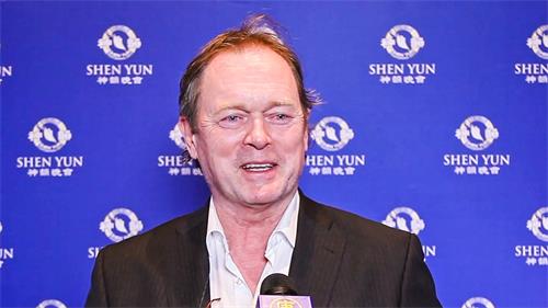 图13:德国企业家斯蒂芬·艾希(Stefan Eich)被神韵深邃精神内涵感动。(新<span style='max-width:0px!important;margin-left:-4px;color:#eee!important;'>!</span>唐<span style='max-width:0px!important;margin-left:-4px;color:#eee!important;'>!</span>人<span style='max-width:0px!important;margin-left:-4px;color:#eee!important;'>:</span>电视)