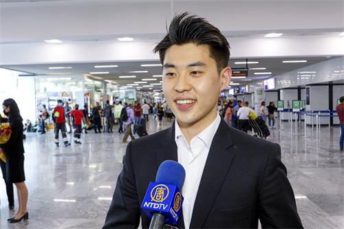 图9：神韵舞蹈演员、“舞蹈三剑客”之一的蒲彧说：“因疫情延后了两年，终于来了，心情特别激动。”（大<span