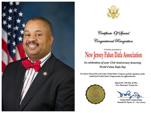图6:新泽西州第十选区联邦众议员唐纳德‧佩恩(Donald Payne Jr.),在五月十三日到来之际,向新泽西法轮大法佛学会颁发特别表彰证书,庆祝第二十三届世界法轮大法日。