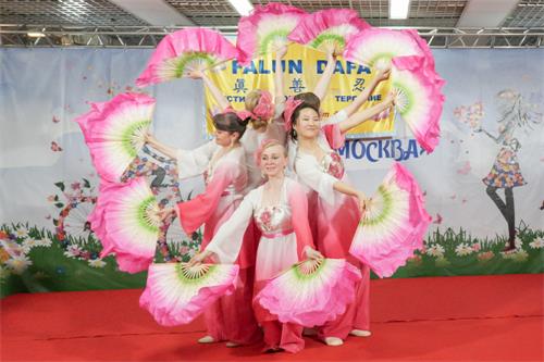 图5：法轮功学员表演的扇子舞