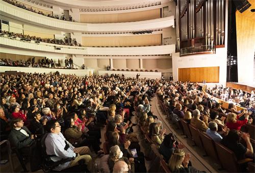 图2：二零二二年五月十日和十一日，神韵环球艺术团在美国中加州圣路易斯—奥比斯保表演艺术中心（Performing Arts Center， San Luis Obispo）上演了二场演出，均大爆满。图为十一日晚演出的现场盛况。（大<span style='max-width:0px!important;margin-left:-4px;color:#eee!important;'>.</span>纪<span style='max-width:0px!important;margin-left:-4px;color:#eee!important;'>.</span>元<span style='max-width:0px!important;margin-left:-4px;color:#eee!important;'>;</span>）