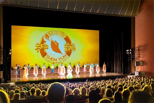 图3：二零二二年五月十四和十五日，神韵新纪元艺术团在堪萨斯州威奇托市世纪演艺及会议中心（Century II Performing Arts & Convention Center – Concert Hall）上演了二场演出。图为十五日下午场演出，演员谢幕照。（新<span style='max-width:0px!important;margin-left:-4px;color:#eee!important;'>!</span>唐<span style='max-width:0px!important;margin-left:-4px;color:#eee!important;'>!</span>人<span style='max-width:0px!important;margin-left:-4px;color:#eee!important;'>:</span>电视台）