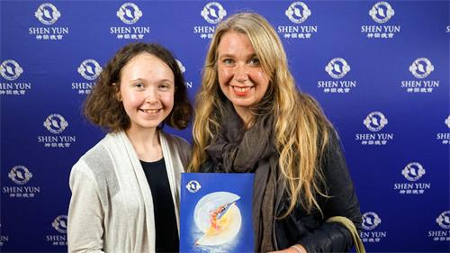 图7：二零二二年五月十三日晚，乐团音乐指挥及民族音乐学家杰米‧韦伯斯特（Jamie Webster）带着女儿佐拉（Zora），观看了神韵国际艺术团在阿德莱德节日剧院（Festival Theatre）的第三场演出。她赞：“音乐非常棒。”（新<span style='max-width:0px!important;margin-left:-4px;color:#eee!important;'>!</span>唐<span style='max-width:0px!important;margin-left:-4px;color:#eee!important;'>!</span>人<span style='max-width:0px!important;margin-left:-4px;color:#eee!important;'>:</span>电视台）