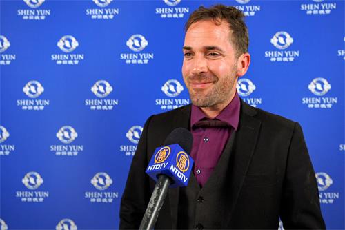 图8：二零二二年五月十一日，法国双簧管演奏家、作曲纳森•欧文（Jonathan‧Erwin Malnoury）观看了神韵纽约艺术团在巴黎的演出后表示神韵演员们水准的高超，让人完全忘记技巧，不可思议。（新<span style='max-width:0px!important;margin-left:-4px;color:#eee!important;'>!</span>唐<span style='max-width:0px!important;margin-left:-4px;color:#eee!important;'>!</span>人<span style='max-width:0px!important;margin-left:-4px;color:#eee!important;'>:</span>电视台）