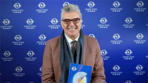 图10：二零二二年五月十四日晚，舞台剧导演安德鲁‧杜克（Andrew Dudek）在澳洲阿德莱德节日剧院（Festival Theatre）欣赏了神韵国际艺术团于当地的第四场演出。（新<span style='max-width:0px!important;margin-left:-4px;color:#eee!important;'>!</span>唐<span style='max-width:0px!important;margin-left:-4px;color:#eee!important;'>!</span>人<span style='max-width:0px!important;margin-left:-4px;color:#eee!important;'>:</span>电视台）