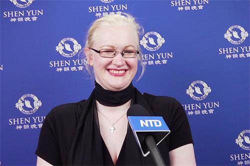 图11：二零二二年五月十二日在德国曼海姆国家剧院 – 歌剧厅，女高音歌剧演员蒂芙尼‧高格观看了美国神韵世界艺术团的演出。（新<span style='max-width:0px!important;margin-left:-4px;color:#eee!important;'>!</span>唐<span style='max-width:0px!important;margin-left:-4px;color:#eee!important;'>!</span>人<span style='max-width:0px!important;margin-left:-4px;color:#eee!important;'>:</span>电视台）