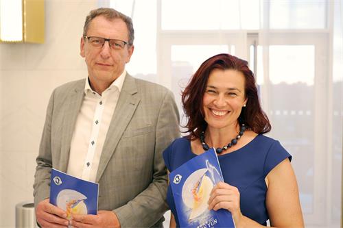 图12：二零二二年五月十四日晚，地区商会主席、税务顾问公司老板兼首席执行官伊沃娜‧胡恩科娃（Ivona Huňková）和丈夫、投资基金会董事马瑞科（Marek Indra）一起在捷克布尔诺的雅纳切克剧院观看了神韵世界艺术团的演出。（大<span style='max-width:0px!important;margin-left:-4px;color:#eee!important;'>.</span>纪<span style='max-width:0px!important;margin-left:-4px;color:#eee!important;'>.</span>元<span style='max-width:0px!important;margin-left:-4px;color:#eee!important;'>;</span>）