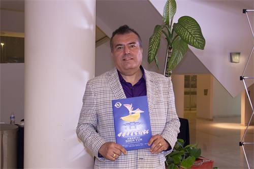 图13：二零二二年五月十一日晚，墨西哥克雷塔罗会议中心与克雷塔罗大都会剧院总监阿尔弗雷多‧埃斯皮诺萨‧莱亚尔（Alfredo Espinoza Leal）观赏了神韵巡回艺术团在墨西哥克雷塔罗大都会剧院上演了第二场演出。（大<span style='max-width:0px!important;margin-left:-4px;color:#eee!important;'>.</span>纪<span style='max-width:0px!important;margin-left:-4px;color:#eee!important;'>.</span>元<span style='max-width:0px!important;margin-left:-4px;color:#eee!important;'>;</span>）