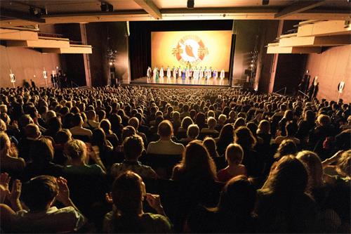 图1:二零二二年五月二十二日下午,神韵纽约艺术团在瑞士巴塞尔音乐剧院(Musical Theater Basel)上演了当地最后一场演出,现场大爆满,演员三次谢幕。(大<span style='max-width:0px!important;margin-left:-4px;color:#eee!important;'>.</span>纪<span style='max-width:0px!important;margin-left:-4px;color:#eee!important;'>.</span>元<span style='max-width:0px!important;margin-left:-4px;color:#eee!important;'>;</span>)