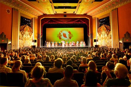 图4:二零二二年五月二十一日,神韵新纪元艺术团在美国佛蒙特州伯灵顿的福麟表演艺术中心的演出,观众赞叹不已。(新<span style='max-width:0px!important;margin-left:-4px;color:#eee!important;'>!</span>唐<span style='max-width:0px!important;margin-left:-4px;color:#eee!important;'>!</span>人<span style='max-width:0px!important;margin-left:-4px;color:#eee!important;'>:</span>电视台)