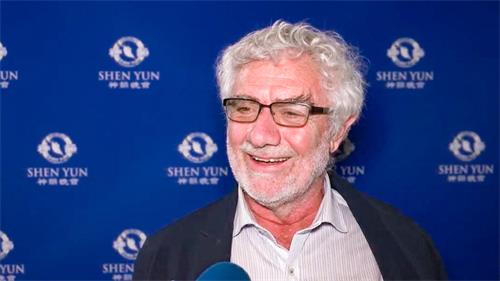 图5:二零二二年五月二十二日下午,加州著名私立大学查普曼大学(Chapman University)校长达尼埃尔·斯特鲁帕(Daniele Struppa)观看了神韵环球艺术团在柯斯塔梅莎橙县表演艺术中心(Segerstrom Center for the Arts)的第八场演出。(新<span style='max-width:0px!important;margin-left:-4px;color:#eee!important;'>!</span>唐<span style='max-width:0px!important;margin-left:-4px;color:#eee!important;'>!</span>人<span style='max-width:0px!important;margin-left:-4px;color:#eee!important;'>:</span>电视台)