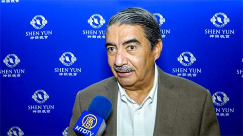 图6:二零二二年五月十七日晚,圣路易斯波托西自治大学(UASLP)校长亚历杭德罗·塞尔梅尼奥(Alejandro Cermeño),观赏了神韵巡回艺术团在当地的首场演出。(新<span style='max-width:0px!important;margin-left:-4px;color:#eee!important;'>!</span>唐<span style='max-width:0px!important;margin-left:-4px;color:#eee!important;'>!</span>人<span style='max-width:0px!important;margin-left:-4px;color:#eee!important;'>:</span>电视台)