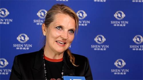 图8:二零二二年五月二十日,波士顿咨询公司(Boston Consulting Group)苏黎世分部总经理安娜·扎克谢夫斯基(Anna Zakrzewski)女士在瑞士巴塞尔音乐剧院观看美国神韵纽约艺术团二零二二年在当地的首场演出。(新<span style='max-width:0px!important;margin-left:-4px;color:#eee!important;'>!</span>唐<span style='max-width:0px!important;margin-left:-4px;color:#eee!important;'>!</span>人<span style='max-width:0px!important;margin-left:-4px;color:#eee!important;'>:</span>电视台)