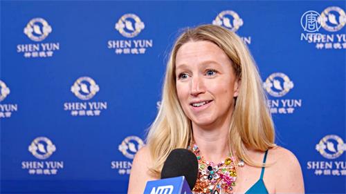 图11:二零二二年五月二十一日下午,纽约州商业服务中心副主管莎朗·巴克(Sharon Buck)观看了神韵新纪元艺术团在伯灵顿福麟表演艺术中心的演出。(新<span style='max-width:0px!important;margin-left:-4px;color:#eee!important;'>!</span>唐<span style='max-width:0px!important;margin-left:-4px;color:#eee!important;'>!</span>人<span style='max-width:0px!important;margin-left:-4px;color:#eee!important;'>:</span>电视台)