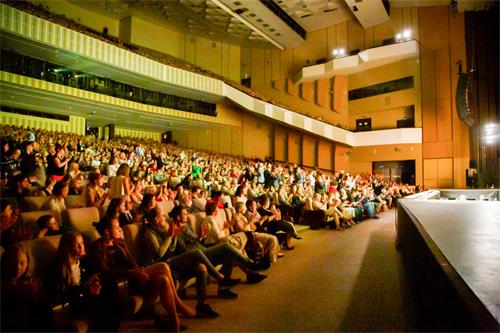图3:二零二二年五月二十八日至二十九日,美国神韵世界艺术团在捷克首都布拉格的布拉格会议中心(Prague Congress Center)上演了三场演出,场场大爆满,名流精英盛赞。(大<span style='max-width:0px!important;margin-left:-4px;color:#eee!important;'>.</span>纪<span style='max-width:0px!important;margin-left:-4px;color:#eee!important;'>.</span>元<span style='max-width:0px!important;margin-left:-4px;color:#eee!important;'>;</span>)