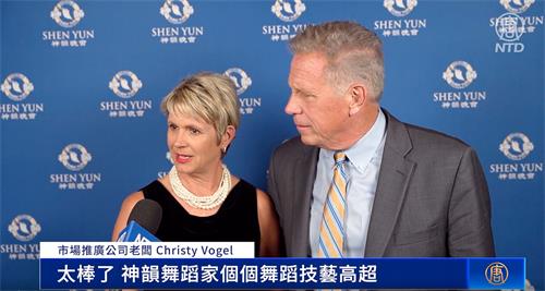 图7:二零二二年五月二十七日晚,市场推广公司老板克里斯蒂·沃格尔(Christy Vogel,左)和丈夫比尔·沃格尔(Bill Vogel)观看了神韵北美艺术团,在圣彼得堡杜克能源表演艺术中心-马哈菲剧院的第三场演出。(新<span style='max-width:0px!important;margin-left:-4px;color:#eee!important;'>!</span>唐<span style='max-width:0px!important;margin-left:-4px;color:#eee!important;'>!</span>人<span style='max-width:0px!important;margin-left:-4px;color:#eee!important;'>:</span>电视台)