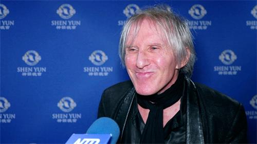 图9:二零二二年五月二十八日晚,曾两次获得格莱美奖提名的音乐公司老板杰德·利伯(Jed Leiber)驱车两个多小时,在美国圣巴巴拉格拉纳达剧院观看了神韵环球艺术团的演出。(新<span style='max-width:0px!important;margin-left:-4px;color:#eee!important;'>!</span>唐<span style='max-width:0px!important;margin-left:-4px;color:#eee!important;'>!</span>人<span style='max-width:0px!important;margin-left:-4px;color:#eee!important;'>:</span>电视台)