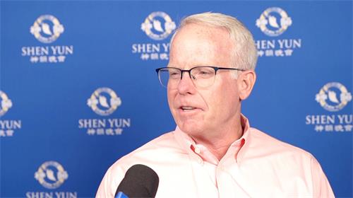 图12:二零二二年五月二十六日下午,美国特种作战司令部预算分析师格雷格·怀特(Greg White)先生,在美国圣彼得堡杜克能源表演艺术中心—马哈菲剧院观看了神韵北美艺术团在当地的第二场演出。(新<span style='max-width:0px!important;margin-left:-4px;color:#eee!important;'>!</span>唐<span style='max-width:0px!important;margin-left:-4px;color:#eee!important;'>!</span>人<span style='max-width:0px!important;margin-left:-4px;color:#eee!important;'>:</span>电视台)