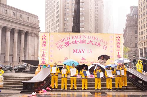 '图3：宣读纽约州各级政要恭祝“世界法轮大法日”的褒奖'