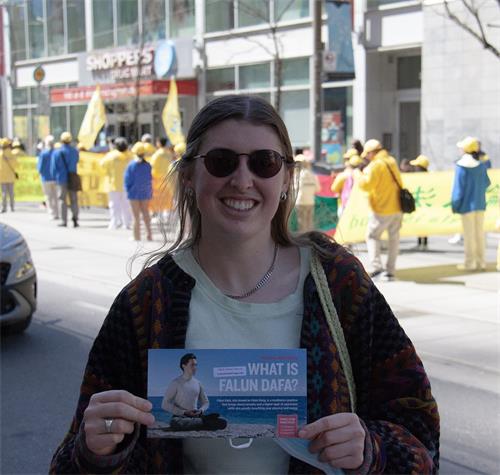 图16：医疗公司销售康米尔（Cornmill）在游行现场。