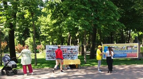 图1~4:大法洪传三十周年之际,二零二二年五月十四日,摩尔多瓦法轮功学员来到基希讷乌市中心的普希金公园(Stefan cel Mare)集体炼功,传播法轮功的真相。