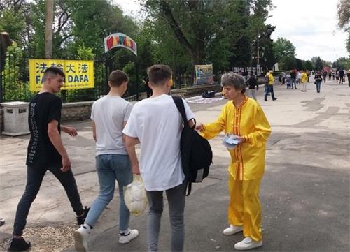 图7~9:二零二二年五月十五日,来自基希讷乌和罗马尼亚的法轮功学员在摩尔多瓦人口第二大城市巴尔蒂举办弘法活动。不少路人驻足了解。