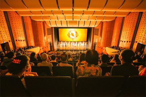 图1:二零二二年六月七日下午,神韵国际艺术团在嘉义县表演艺术中心进行首场演出,演员谢幕时,全场爆满观众报以热烈掌声。