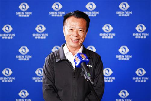 图6:嘉义县长翁章梁观赏了二零二二年六月八日神韵国际艺术团在嘉义县表演艺术中心的演出。