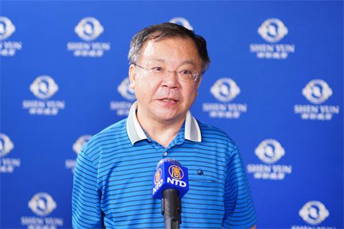 图7:台湾百大名医的皮肤诊所院长戴昌隆,观赏二零二二年六月七日下午神韵国际艺术团在嘉义的演出。