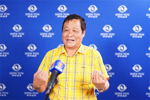 图8:上亿国际公司销售总监张龙雄先生,观赏二零二二年六月七日下午神韵国际艺术团在嘉义县表演艺术中心的演出。他赞叹演出:“气势宏伟,出尘脱俗!”