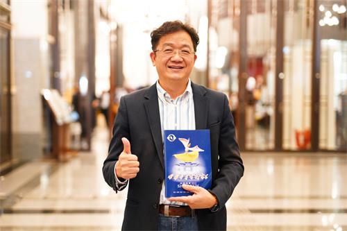 图10:二零二二年六月八日晚间,志懋股份有限公司董事长苏振毅,观赏神韵国际艺术团在嘉义县表演艺术中心的演出。他说:“期待所有在海外的中国人可以看到神韵。”