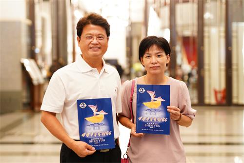 图12:二零二二年六月八日晚间,享荣塑胶公司总经理卢尚政与夫人,观赏神韵国际艺术团在嘉义县表演艺术中心的演出。