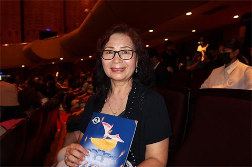 图16:二零二二年六月七日晚间,武岭茶庄负责人张秋蜜,观赏神韵国际艺术团在嘉义县表演艺术中心的演出。