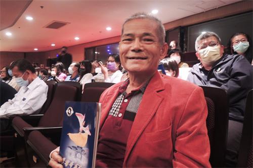 图17:台湾洪门统英山主(统英山领导人)杨胜宝,二零二二年六月七日在嘉义县表演艺术中心,观赏了美国神韵国际艺术团在台湾的演出,亲身体验观看神韵有疗愈的神奇效果。