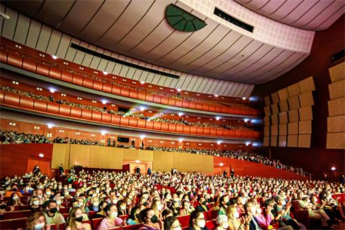 图1:二零二二年六月十二日下午,神韵纽约艺术团在意大利米兰阿尔钦博第剧院上演第十场演出,再次爆满。(大<span style='max-width:0px!important;margin-left:-4px;color:#eee!important;'>.</span>纪<span style='max-width:0px!important;margin-left:-4px;color:#eee!important;'>.</span>元<span style='max-width:0px!important;margin-left:-4px;color:#eee!important;'>;</span>)