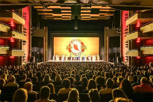 图2:二零二二年六月十一日和十二日,美国神韵北美艺术团再次莅临印第安纳波利斯的巴特拉艺术中心克劳斯纪念堂,上演了两场演出。图为十一日演出演员谢幕。(大<span style='max-width:0px!important;margin-left:-4px;color:#eee!important;'>.</span>纪<span style='max-width:0px!important;margin-left:-4px;color:#eee!important;'>.</span>元<span style='max-width:0px!important;margin-left:-4px;color:#eee!important;'>;</span>)