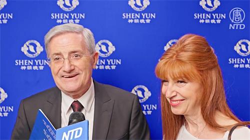 图5:医生萨尔瓦托雷⋅鲁杰里(Salvatore Ruggeri)和妻子玛丽亚⋅特雷莎⋅弗兰卡维拉(Maria Teresa Francavilla)他们对节目讲述的故事,舞蹈动作的优美和背景的色彩赞不绝口。(新<span style='max-width:0px!important;margin-left:-4px;color:#eee!important;'>!</span>唐<span style='max-width:0px!important;margin-left:-4px;color:#eee!important;'>!</span>人<span style='max-width:0px!important;margin-left:-4px;color:#eee!important;'>:</span>电视台)