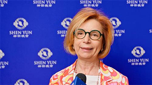 图6:二零二二年六月十一日晚,美学培训师玛丽亚格拉西亚⋅鲁索(Mariagrazia Russo)观看了神韵纽约艺术团在意大利米兰阿尔钦博第剧院的演出。她表示,在节目的最后感到从舞台上散发出来的能量特别强大,让人满心充满希望。(新<span style='max-width:0px!important;margin-left:-4px;color:#eee!important;'>!</span>唐<span style='max-width:0px!important;margin-left:-4px;color:#eee!important;'>!</span>人<span style='max-width:0px!important;margin-left:-4px;color:#eee!important;'>:</span>电视台)