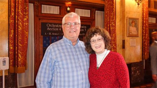 图7:二零二二年六月十一日下午,中阿肯色大学英语教授谢丽尔⋅斯特雷夫(Cheryl Streiff)与先生斯科特·卢切西(Scott Luchesi), 在水牛城希尔斯剧院观赏了神韵新纪元艺术团的第二场演出。(大<span style='max-width:0px!important;margin-left:-4px;color:#eee!important;'>.</span>纪<span style='max-width:0px!important;margin-left:-4px;color:#eee!important;'>.</span>元<span style='max-width:0px!important;margin-left:-4px;color:#eee!important;'>;</span>)