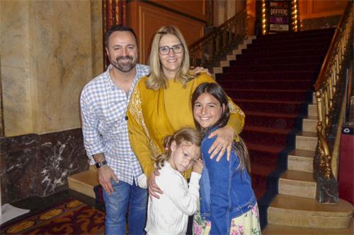 图8:二零二二年六月十日晚,艾美奖获奖记者玛丽⋅塞拉尼(Mary Celani)与先生斯科特·塞拉尼(Scott Celani)带两个女儿一起观看了神韵新纪元艺术团在水牛城布法罗希尔斯剧院的首场演出。(新<span style='max-width:0px!important;margin-left:-4px;color:#eee!important;'>!</span>唐<span style='max-width:0px!important;margin-left:-4px;color:#eee!important;'>!</span>人<span style='max-width:0px!important;margin-left:-4px;color:#eee!important;'>:</span>电视台)